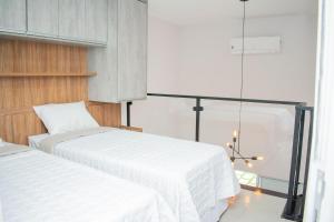 sypialnia z 2 łóżkami i oknem w obiekcie Loft Rio Verde w mieście Rio Verde