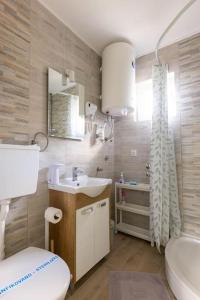 ein Badezimmer mit einem weißen WC und einem Waschbecken in der Unterkunft Charlie&Blueberries in Belgrad