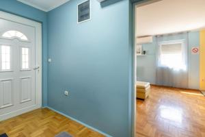 una stanza vuota con pareti blu e una porta di Charlie&Blueberries a Belgrado