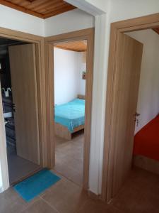 pokój z sypialnią z łóżkiem w obiekcie Villa Niki w mieście Neos Marmaras