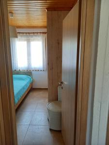 Łóżko lub łóżka w pokoju w obiekcie Villa Niki