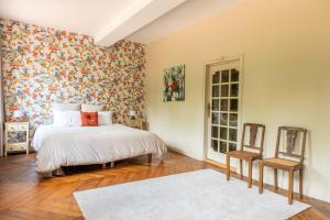 Postel nebo postele na pokoji v ubytování Château de Charmeil- Vichy chambres d'hôtes