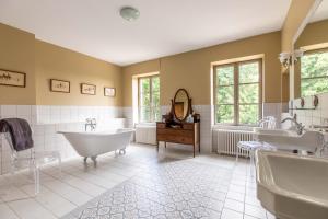 Koupelna v ubytování Château de Charmeil- Vichy chambres d'hôtes
