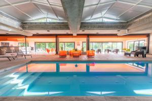 uma piscina interior numa casa com sala de estar em Château de Charmeil- Vichy chambres d'hôtes em Charmeil