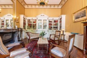 Posezení v ubytování Château de Charmeil- Vichy chambres d'hôtes