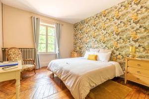 Postel nebo postele na pokoji v ubytování Château de Charmeil- Vichy chambres d'hôtes
