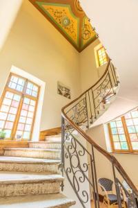 Casa con escalera de caracol y techo colorido. en Château de Charmeil- Vichy chambres d'hôtes en Charmeil