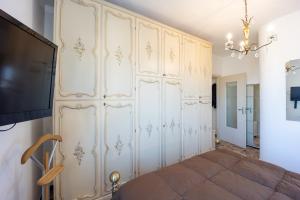 Schlafzimmer mit Tapeten an der Wand in der Unterkunft Casa Rosy - Arma di Taggia in Arma di Taggia