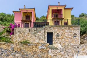 ein Haus auf einer Steinmauer in der Unterkunft Katerina's Houses #2 in Alonnisos Altstadt