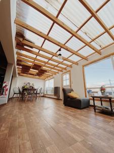 Χώρος καθιστικού στο BIG HOME