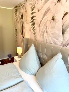Postel nebo postele na pokoji v ubytování Moselufer Winningen Traumwohnung im „La Mosel“ + 13 fotografií