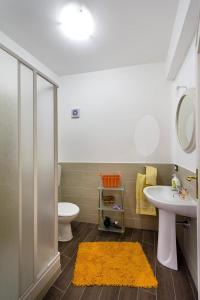 uma casa de banho com um lavatório, um WC e um espelho. em Casa Vacanza Luigi em Castellammare del Golfo
