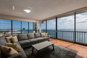 uma sala de estar com um sofá e vistas para o oceano em Capri by the Sea by All Seasons Resort Lodging em San Diego