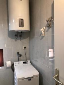 Elle comprend une petite salle de bains pourvue d'une cuisinière et de toilettes. dans l'établissement Casa Alexa, à Rovinj