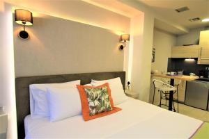 Kuchyňa alebo kuchynka v ubytovaní Aiolos Apartments Suites Ermou 64 Monastiraki Plaka 2nd Floor
