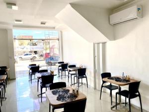 a restaurant with tables and chairs in a room at Hotel Novo Sol in Petrolina