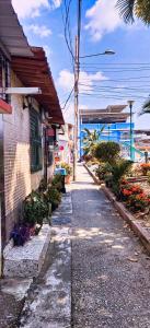 uma rua vazia em frente a um edifício com o oceano em Casa Michael em Guayaquil