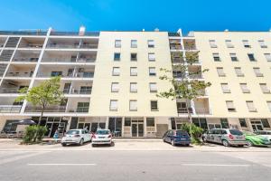 un grand bâtiment avec des voitures garées dans un parking dans l'établissement Casa Limoeiro - Portimão, à Portimão