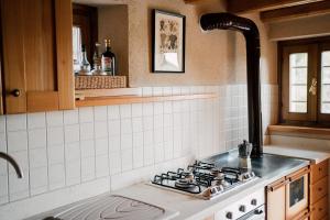 a kitchen with a stove top oven in a kitchen at Agriturismo Il Conte Vassallo in Miane