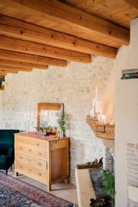 uma sala de estar com uma cómoda de madeira e um espelho em Agriturismo Il Conte Vassallo em Miane