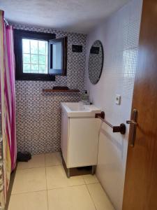 ein kleines Bad mit einem Waschbecken und einem Fenster in der Unterkunft Lo raconet 2 in L'Ampolla