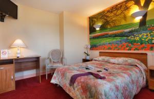 Un pat sau paturi într-o cameră la Contact Hôtel de France Contres-Beauval-Cheverny