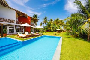 Villa con piscina y patio en Pousada Marceneiro, en São Miguel dos Milagres