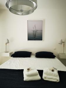 a bedroom with a bed with two towels on it at Le Temps d'une Escale à St Wary in Saint-Valery-sur-Somme