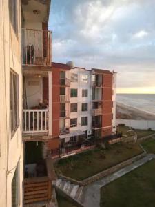 an apartment building with a view of the ocean at Recámara frente al mar, cama King, tv, wifi in Tijuana