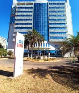 a sign in front of a tall building at Go Inn Taguatinga in Taguatinga
