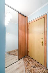 eine Tür in einem Zimmer mit Steinboden in der Unterkunft Nice Apartment in Riga Suburbs in Riga