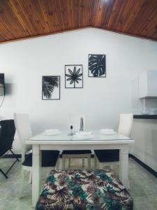 una mesa blanca con sillas y un fregadero en la cocina en Casa de descanso con Jacuzzi privado - Girardot en Girardot