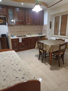 eine Küche mit einem Tisch und Stühlen sowie eine Küche mit einem Tisch und einem Tisch in der Unterkunft pozzuoli-licola mare in Licola