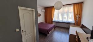 Habitación con dormitorio con cama y ventana en Rooms Lara, en Zagreb
