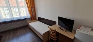 Televízia a/alebo spoločenská miestnosť v ubytovaní Rooms Lara + 13 fotografií