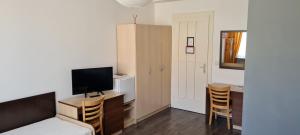 Televiisor ja/või meelelahutuskeskus majutusasutuses Rooms Lara