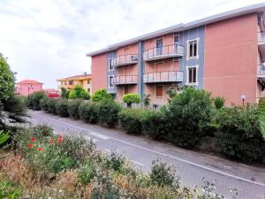 uma rua vazia em frente a um edifício de apartamentos em Casa vacanze Marinella em Santo Stefano al Mare