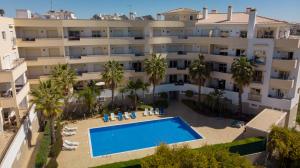 an aerial view of a hotel with a swimming pool at Quinta da Arbrotea in Lagos