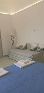 um quarto com uma cama com toalhas em Residenze Azzurra em Ponza