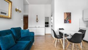 sala de estar con sofá azul y mesa en Comfy Apartments - Centrum Monte Cassino en Sopot