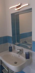 La salle de bains est pourvue d'un lavabo et d'un miroir. dans l'établissement Residenze Azzurra, à Ponza