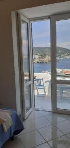 um quarto com uma porta de vidro deslizante e vista para o oceano em Residenze Azzurra em Ponza