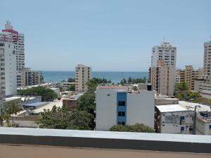 vistas a la ciudad desde el techo de un edificio en Acogedor apartamento con excelente vista al mar., en Santa Marta