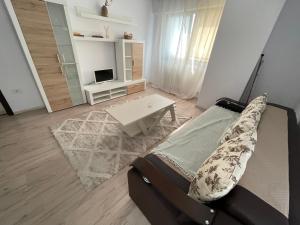 sala de estar con sofá y mesa de centro en THE MIRROR - quiet & friendly place in Copou, en Iaşi