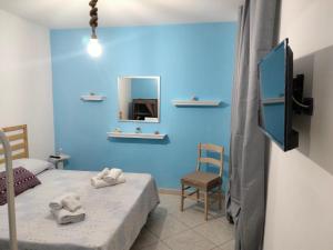 ein Schlafzimmer mit 2 Betten und einer blauen Wand in der Unterkunft CASA NUNZIATINA in Neapel