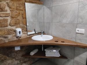 y baño con lavabo y espejo. en Hostal Suetxe, en Los Arcos