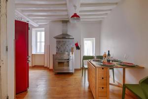 uma cozinha com uma mesa e um fogão em Maison de ville Bayeux em Bayeux