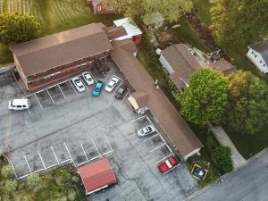 an overhead view of a parking lot with cars parked at American Inn in Washington