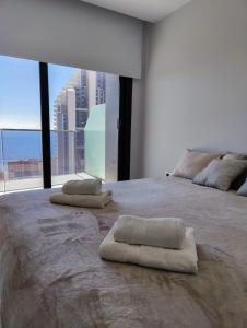 Кровать или кровати в номере SUNSET WAVES blue sky apartment