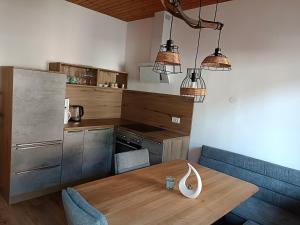 Кухня или мини-кухня в Ferienwohnung Fabiella mit Balkon Döbriach
